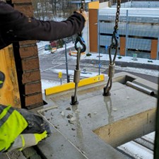 Parvekkeen tasaaminen ja kiinnitys